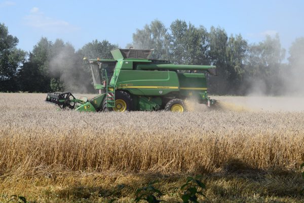 harvester_harvest_rye_wheat_agriculture_cornfield_grain_harvest_harvesting-482105-jpgd